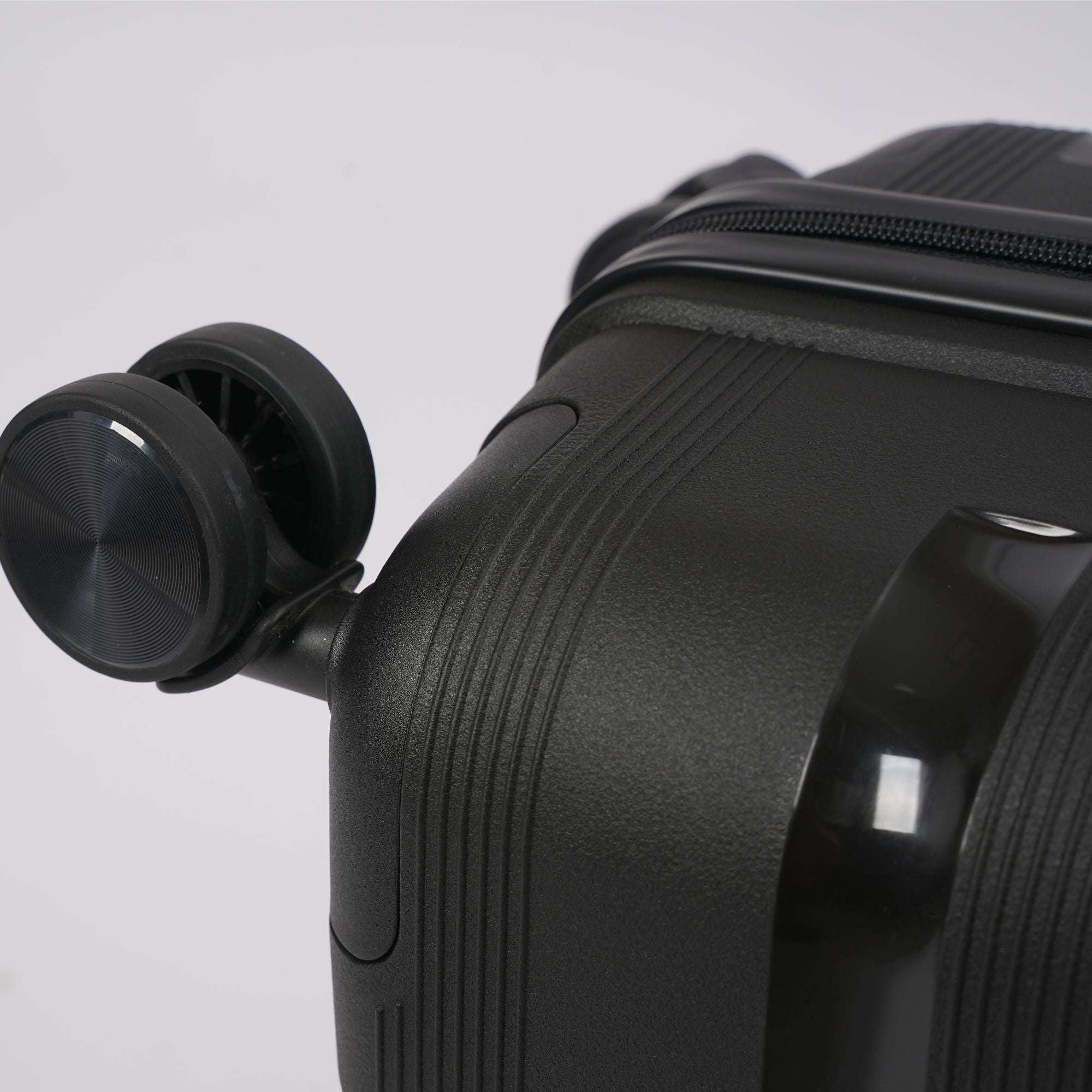 28-inch Black Hardcase Roller Luggage with 360° Wheels & TSA Lock - Sole Premise