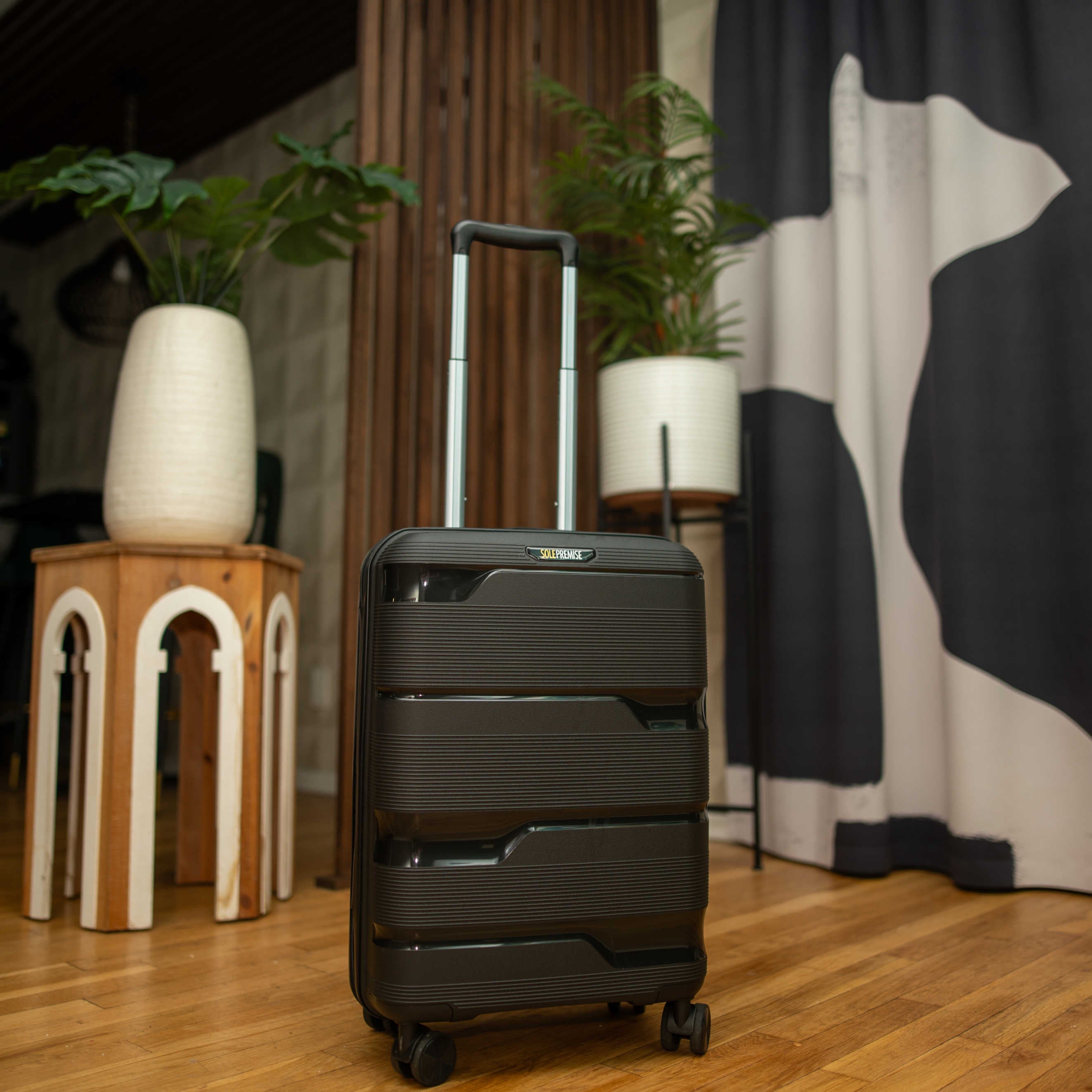 20-inch Black Carry-On Hardcase Roller Luggage with 360° Wheels - Sole Premise
